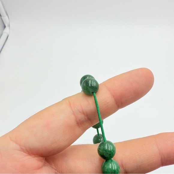 Elegant Green Nephrite Jade Bead Bracelet - Picture 7 of 8